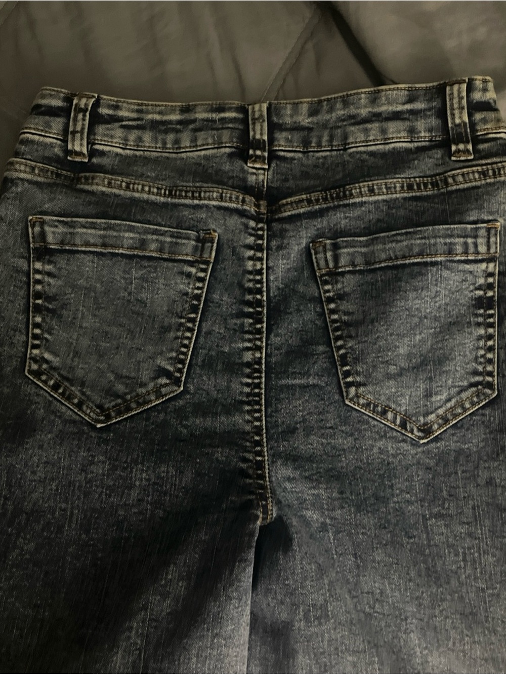 Charlie B Medium Blue Crop Pintuck Jeans with Cuff Hem size 0 - Picture 4 of 7